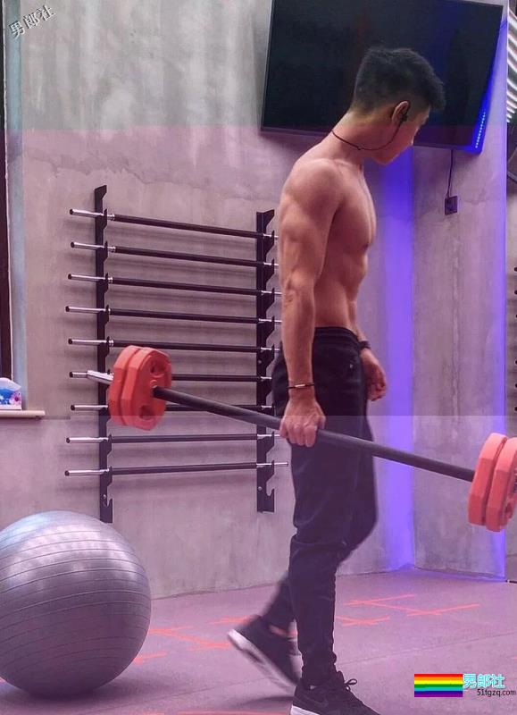 胸肌把衬衫快撑爆的湖北大学小鲜肉海边湿身照被扒了 - 51虹马