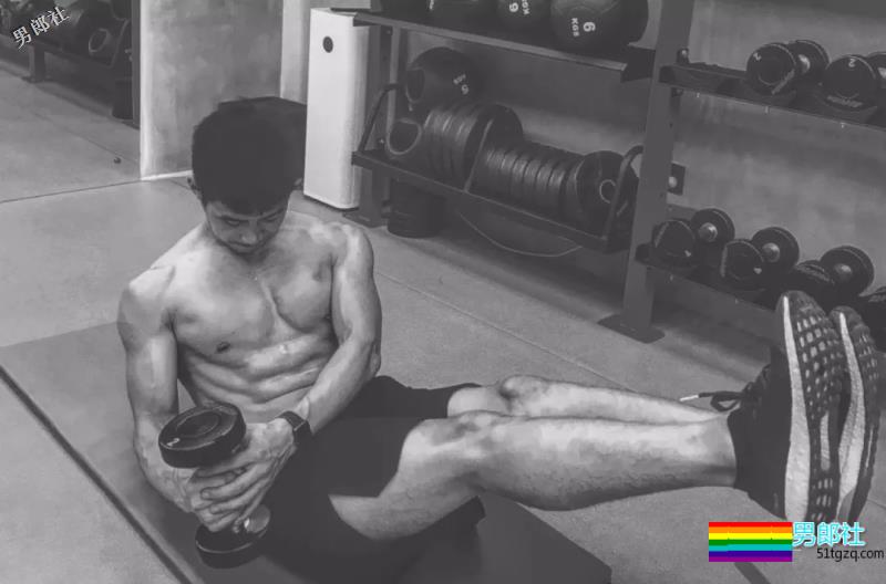 胸肌把衬衫快撑爆的湖北大学小鲜肉海边湿身照被扒了 - 51虹马