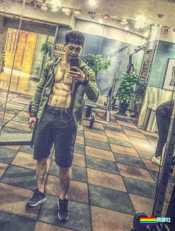 胸肌把衬衫快撑爆的湖北大学小鲜肉海边湿身照被扒了 - 51虹马