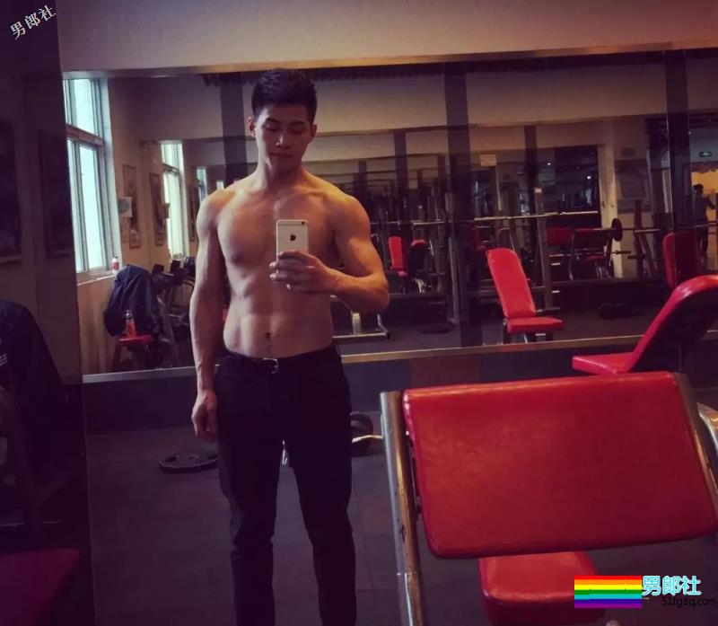 胸肌把衬衫快撑爆的湖北大学小鲜肉海边湿身照被扒了 - 51虹马