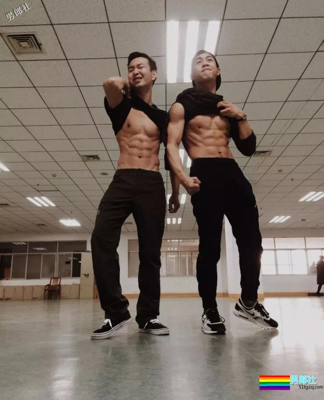 胸肌把衬衫快撑爆的湖北大学小鲜肉海边湿身照被扒了 - 51虹马