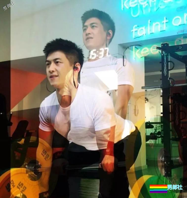 胸肌把衬衫快撑爆的湖北大学小鲜肉海边湿身照被扒了 - 51虹马