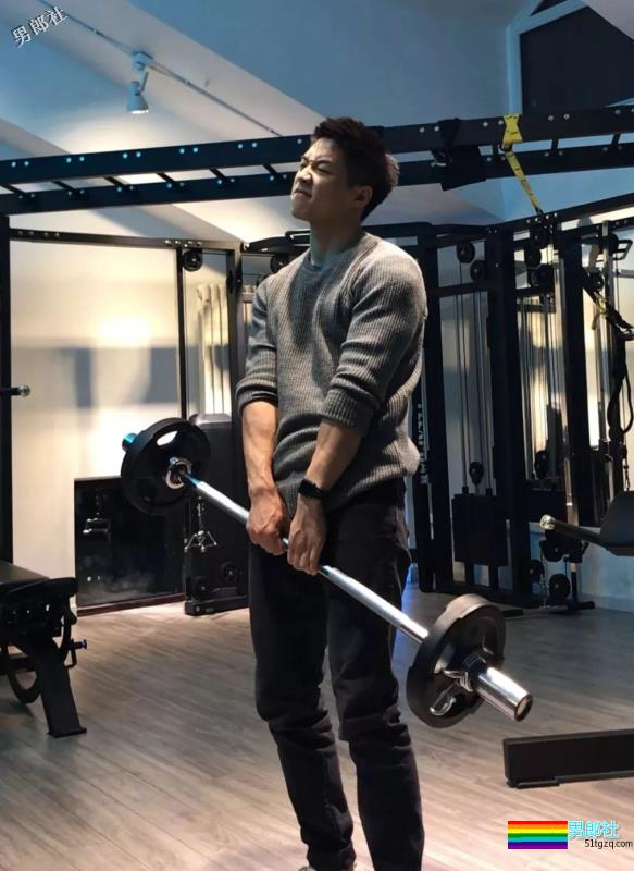 胸肌把衬衫快撑爆的湖北大学小鲜肉海边湿身照被扒了 - 51虹马