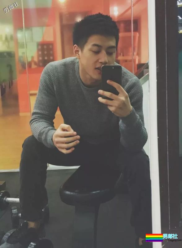 胸肌把衬衫快撑爆的湖北大学小鲜肉海边湿身照被扒了 - 51虹马