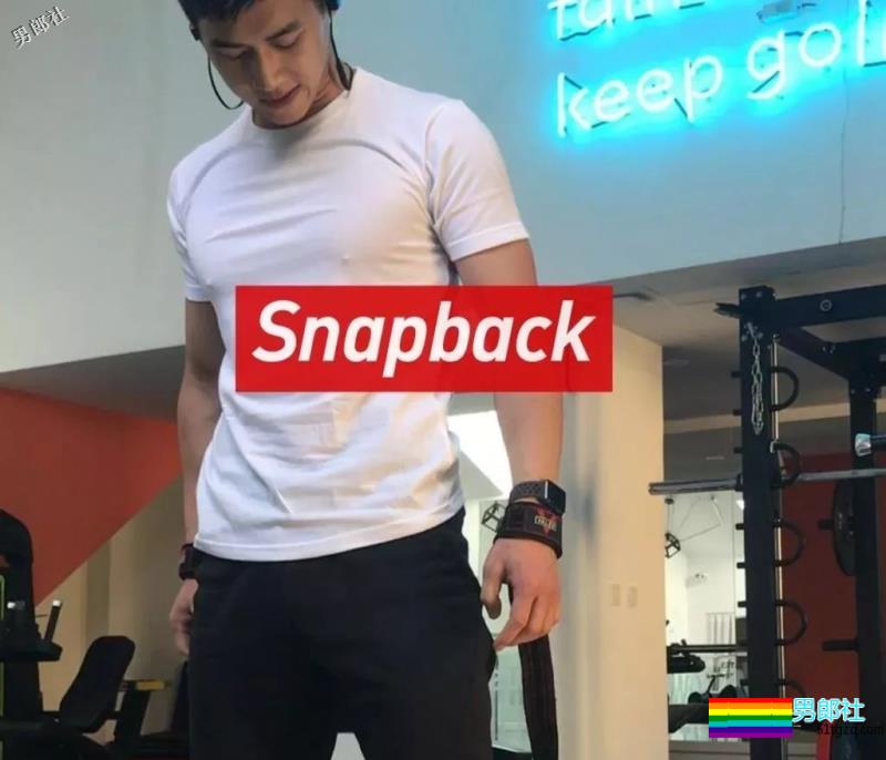 胸肌把衬衫快撑爆的湖北大学小鲜肉海边湿身照被扒了 - 51虹马