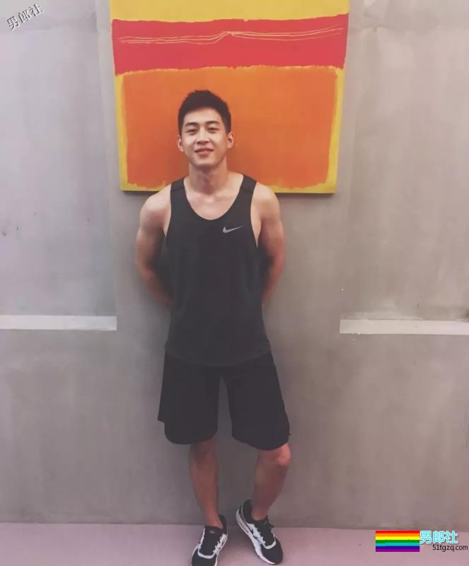 胸肌把衬衫快撑爆的湖北大学小鲜肉海边湿身照被扒了 - 51虹马