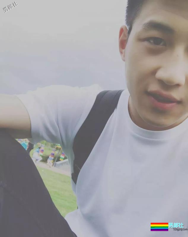 胸肌把衬衫快撑爆的湖北大学小鲜肉海边湿身照被扒了 - 51虹马