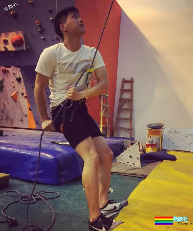 胸肌把衬衫快撑爆的湖北大学小鲜肉海边湿身照被扒了 - 51虹马