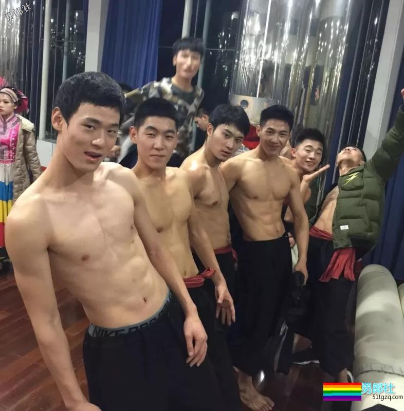 胸肌把衬衫快撑爆的湖北大学小鲜肉海边湿身照被扒了 - 51虹马