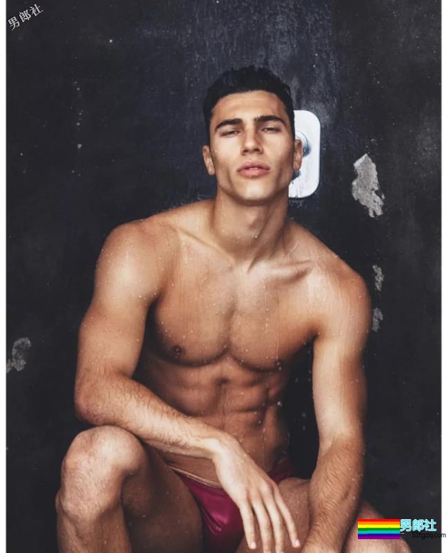 你还记得Moschino上那个穿芭蕾裙小狼狗吗？ - 51虹马