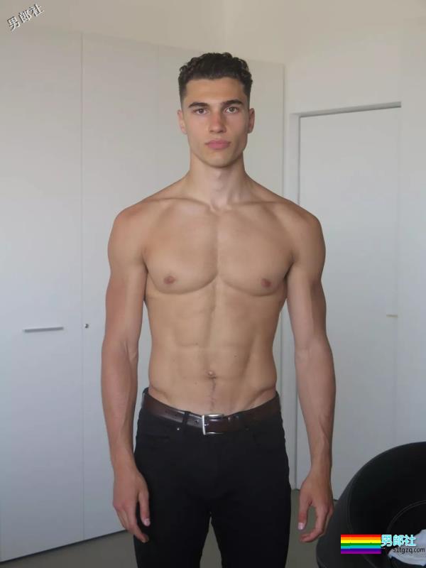 你还记得Moschino上那个穿芭蕾裙小狼狗吗？ - 51虹马