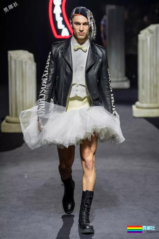 你还记得Moschino上那个穿芭蕾裙小狼狗吗？ - 51虹马