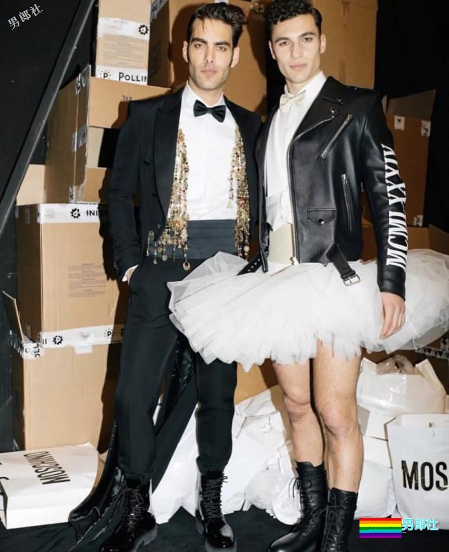 你还记得Moschino上那个穿芭蕾裙小狼狗吗？ - 51虹马