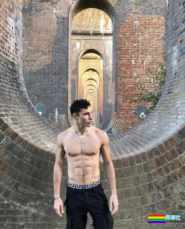 你还记得Moschino上那个穿芭蕾裙小狼狗吗？ - 51虹马