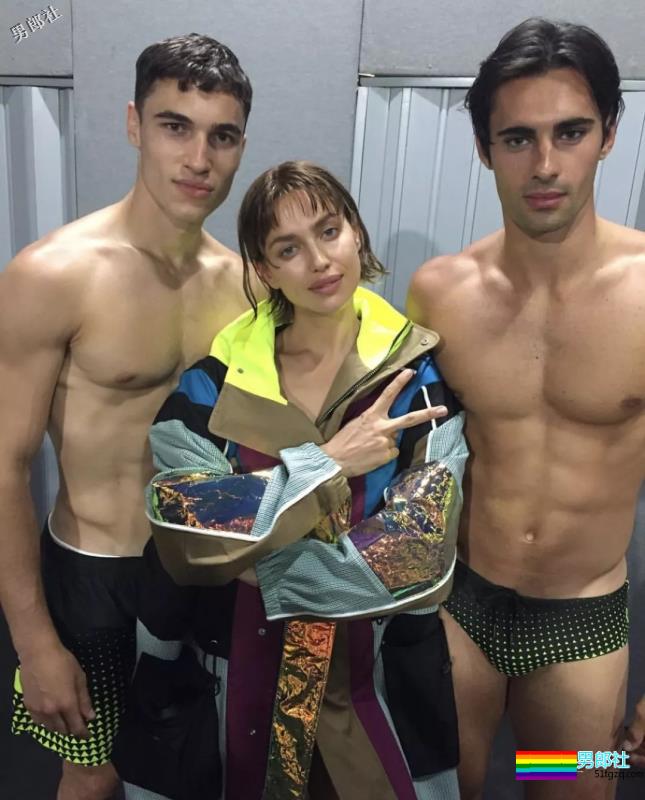 你还记得Moschino上那个穿芭蕾裙小狼狗吗？ - 51虹马