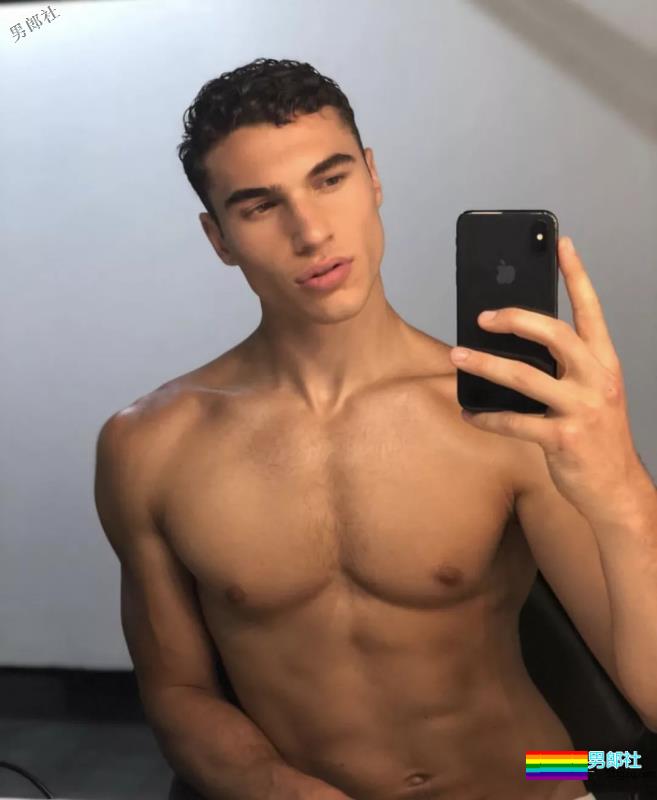 你还记得Moschino上那个穿芭蕾裙小狼狗吗？ - 51虹马