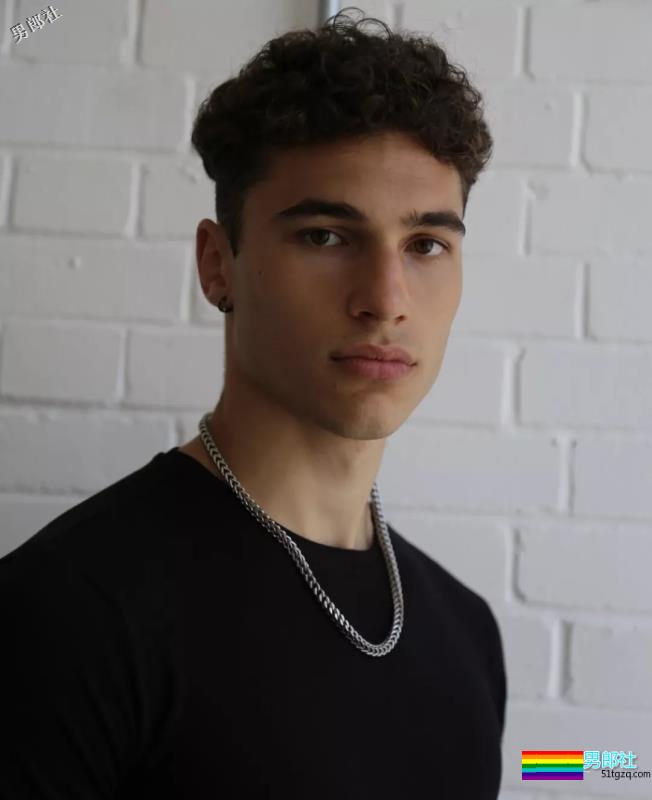 你还记得Moschino上那个穿芭蕾裙小狼狗吗？ - 51虹马