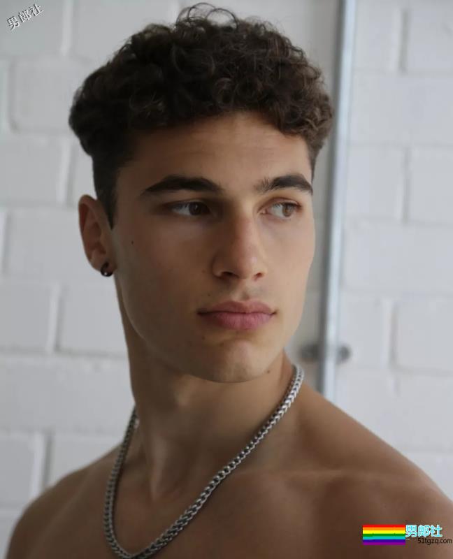 你还记得Moschino上那个穿芭蕾裙小狼狗吗？ - 51虹马