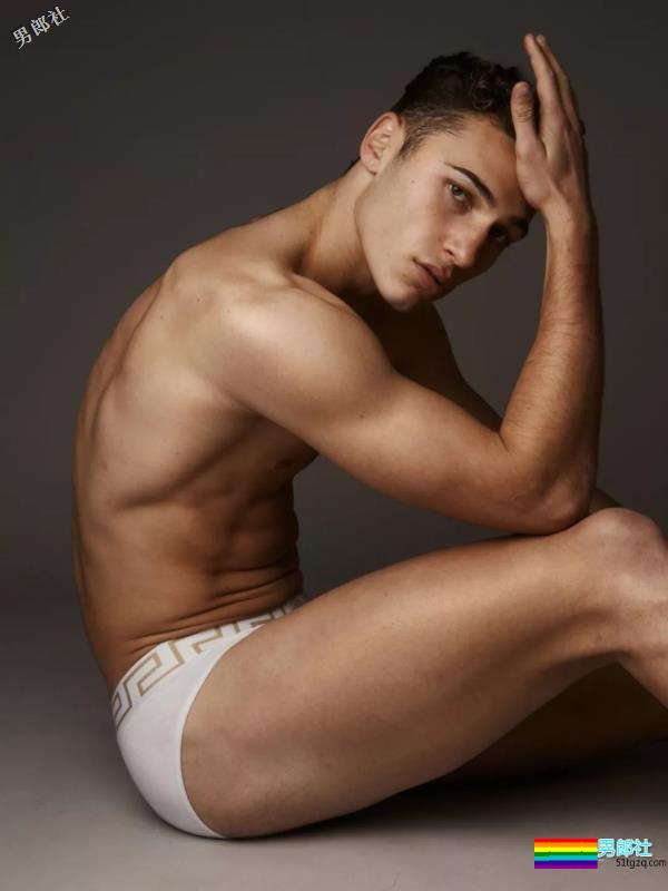 你还记得Moschino上那个穿芭蕾裙小狼狗吗？ - 51虹马