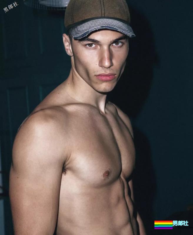 你还记得Moschino上那个穿芭蕾裙小狼狗吗？ - 51虹马