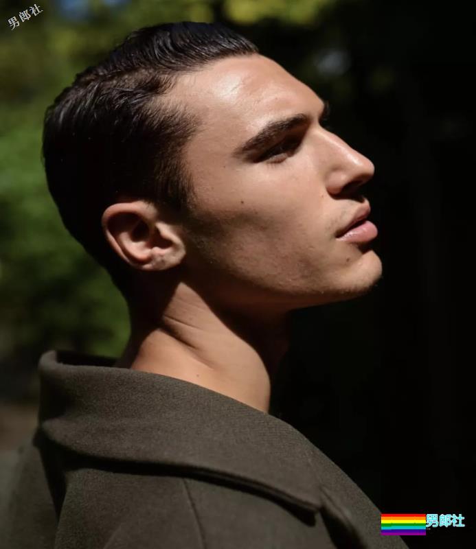 你还记得Moschino上那个穿芭蕾裙小狼狗吗？ - 51虹马