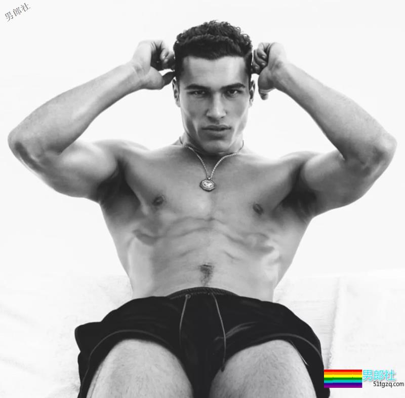 你还记得Moschino上那个穿芭蕾裙小狼狗吗？ - 51虹马