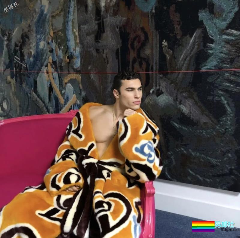 你还记得Moschino上那个穿芭蕾裙小狼狗吗？ - 51虹马