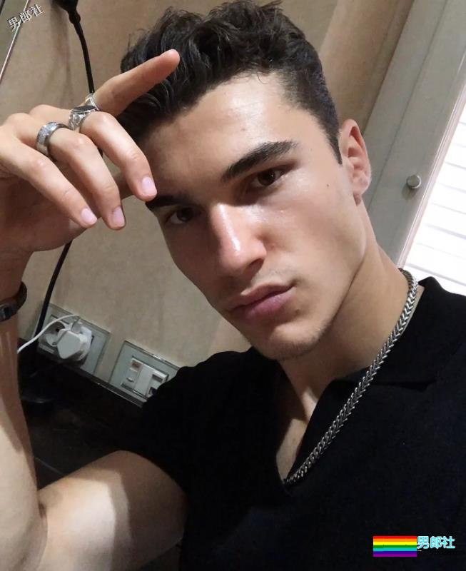 你还记得Moschino上那个穿芭蕾裙小狼狗吗？ - 51虹马