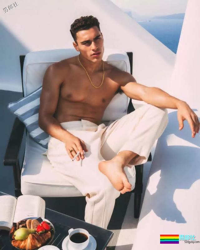 你还记得Moschino上那个穿芭蕾裙小狼狗吗？ - 51虹马