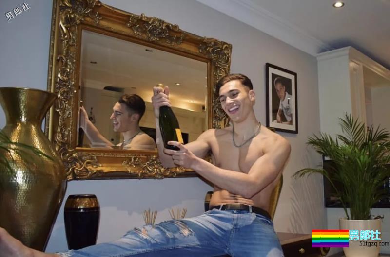 你还记得Moschino上那个穿芭蕾裙小狼狗吗？ - 51虹马