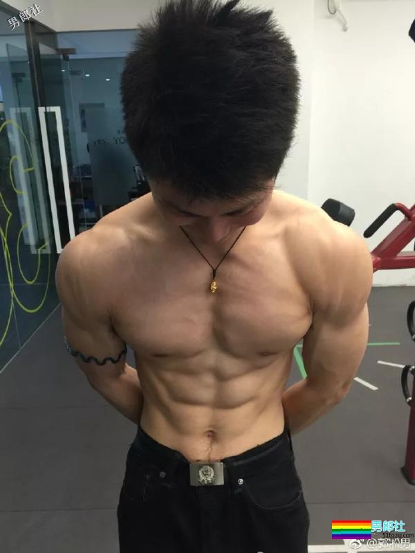 民警出卖色相抓犯人？网友直呼：我可以/想犯罪！ - 51虹马