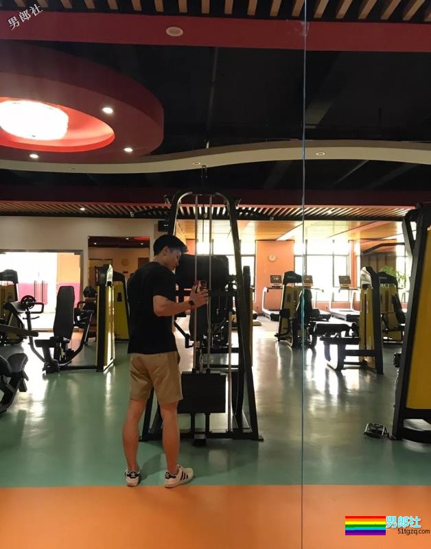 民警出卖色相抓犯人？网友直呼：我可以/想犯罪！ - 51虹马