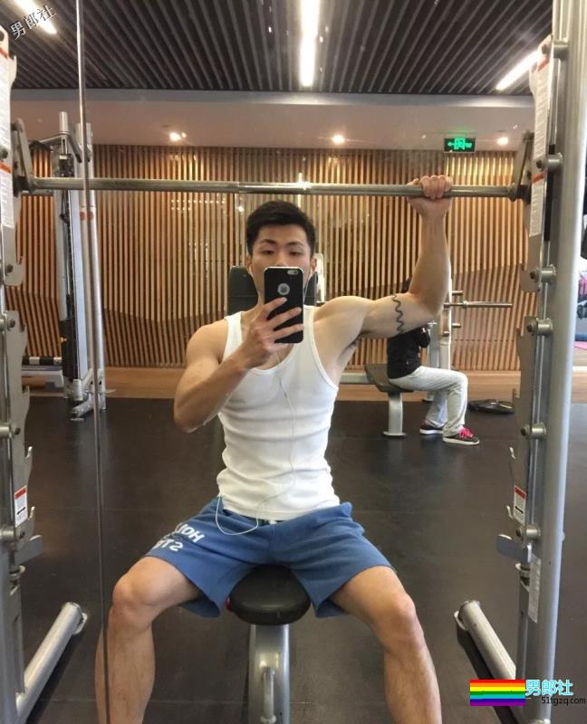 民警出卖色相抓犯人？网友直呼：我可以/想犯罪！ - 51虹马