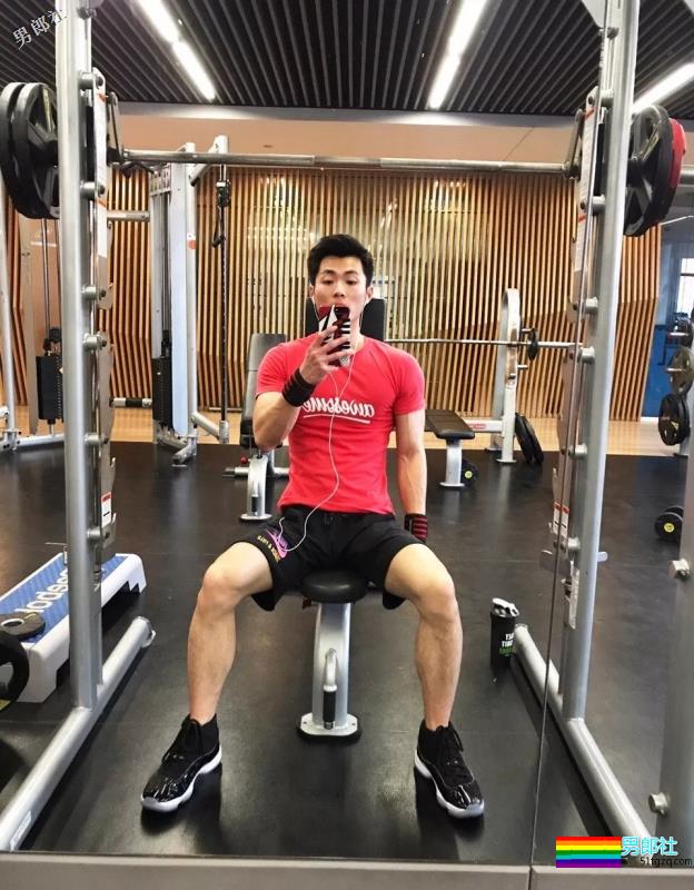 民警出卖色相抓犯人？网友直呼：我可以/想犯罪！ - 51虹马