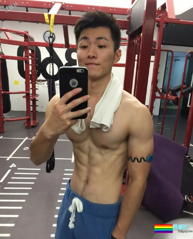 民警出卖色相抓犯人？网友直呼：我可以/想犯罪！ - 51虹马