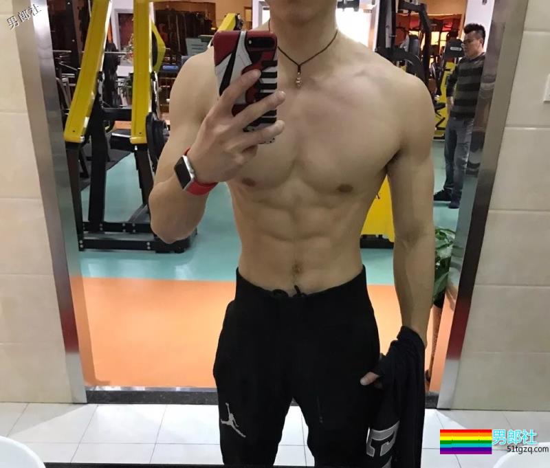 民警出卖色相抓犯人？网友直呼：我可以/想犯罪！ - 51虹马