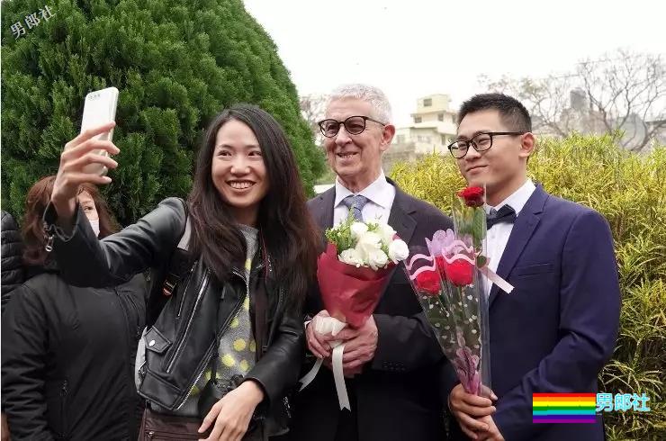 台湾同性爷孙恋:男男忘年恋步入礼堂 - 51虹马 台湾同性爷孙恋:男男忘年恋步入礼堂 - 51虹马