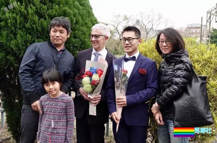 台湾同性爷孙恋:男男忘年恋步入礼堂 - 51虹马 台湾同性爷孙恋:男男忘年恋步入礼堂 - 51虹马