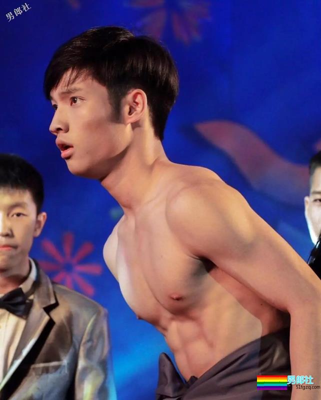 篮球学长露出健壮胸肌，学弟都看呆了-51虹马