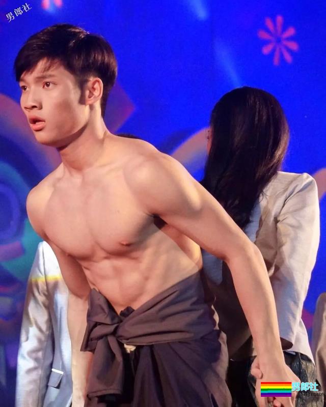 篮球学长露出健壮胸肌,学弟都看呆了 - 51虹马 篮球学长露出健壮胸肌,学弟都看呆了 - 51虹马