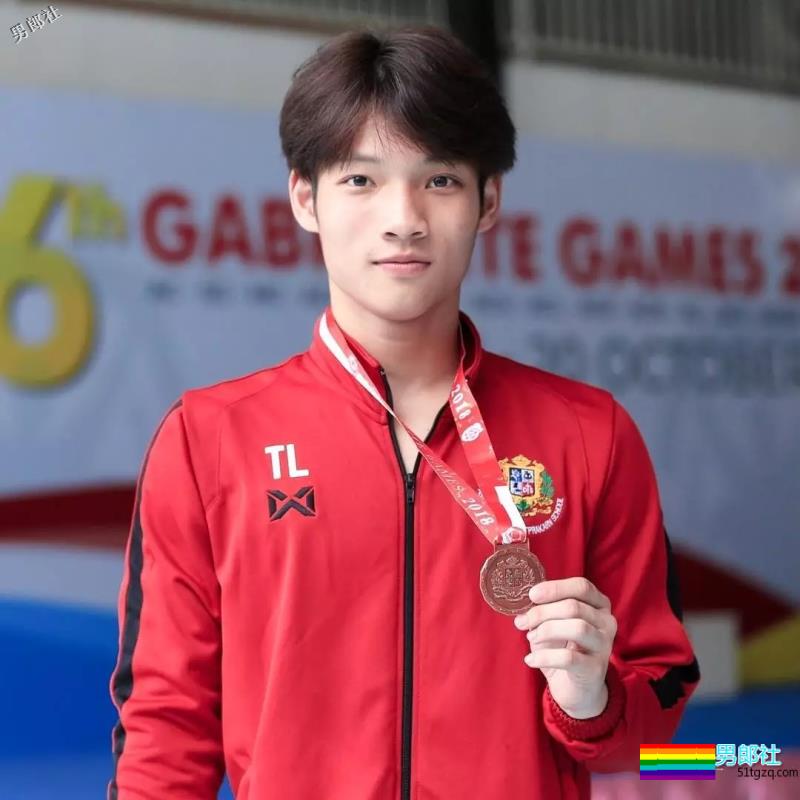 篮球学长露出健壮胸肌，学弟都看呆了 - 51虹马