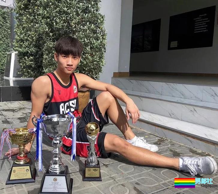 篮球学长露出健壮胸肌,学弟都看呆了 - 51虹马 篮球学长露出健壮胸肌,学弟都看呆了 - 51虹马