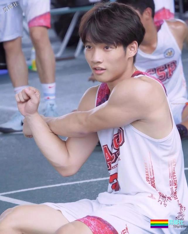 篮球学长露出健壮胸肌，学弟都看呆了 - 51虹马