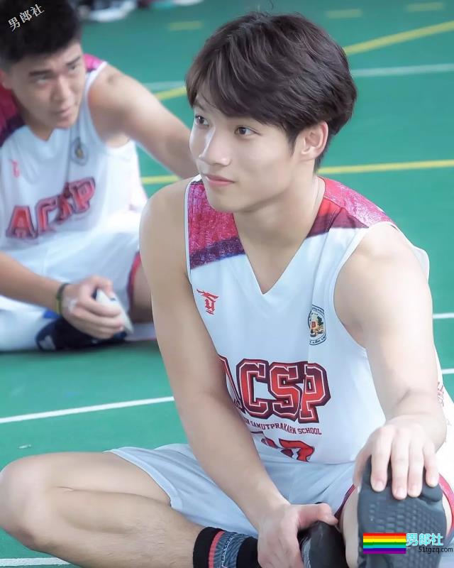 篮球学长露出健壮胸肌，学弟都看呆了 - 51虹马