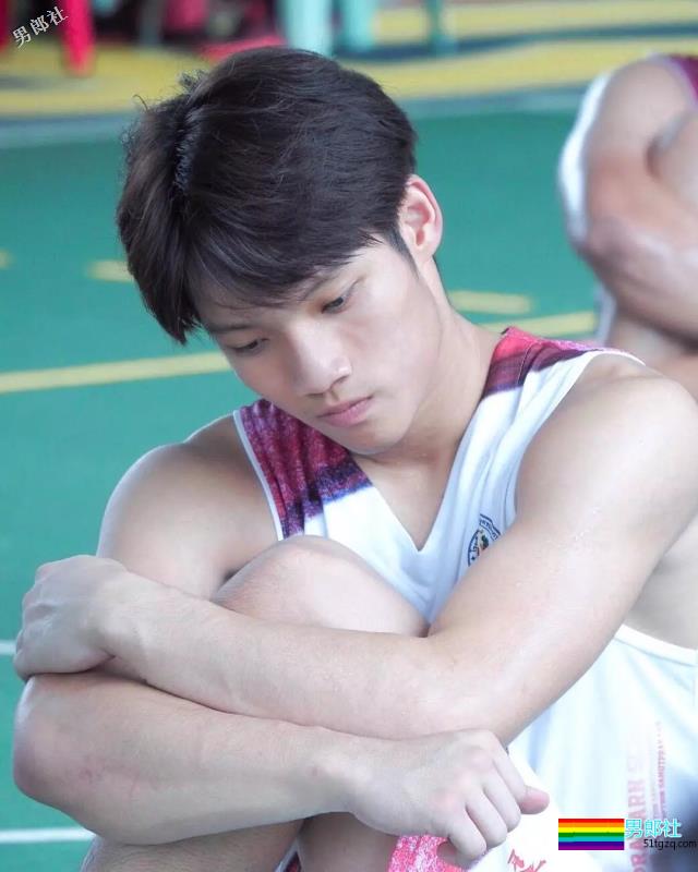 篮球学长露出健壮胸肌，学弟都看呆了 - 51虹马