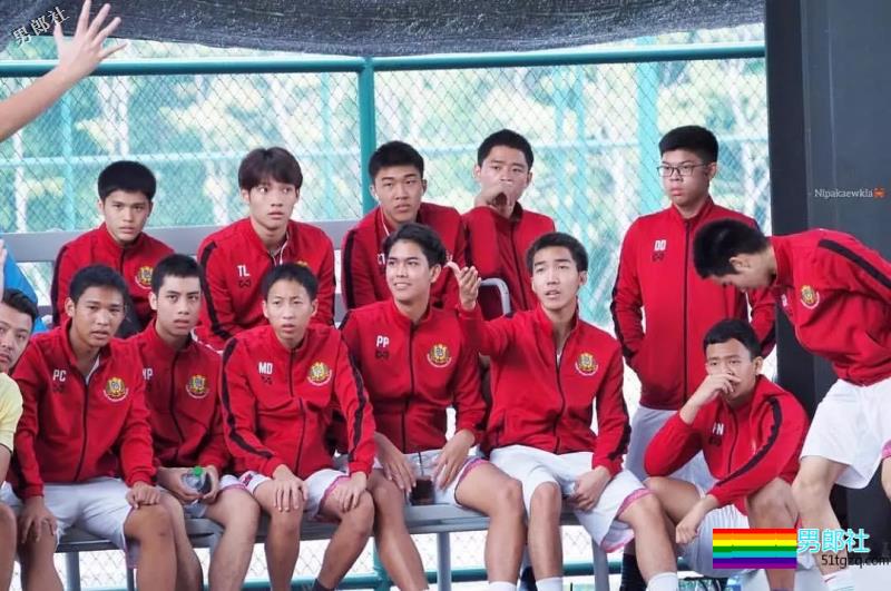 篮球学长露出健壮胸肌，学弟都看呆了 - 51虹马