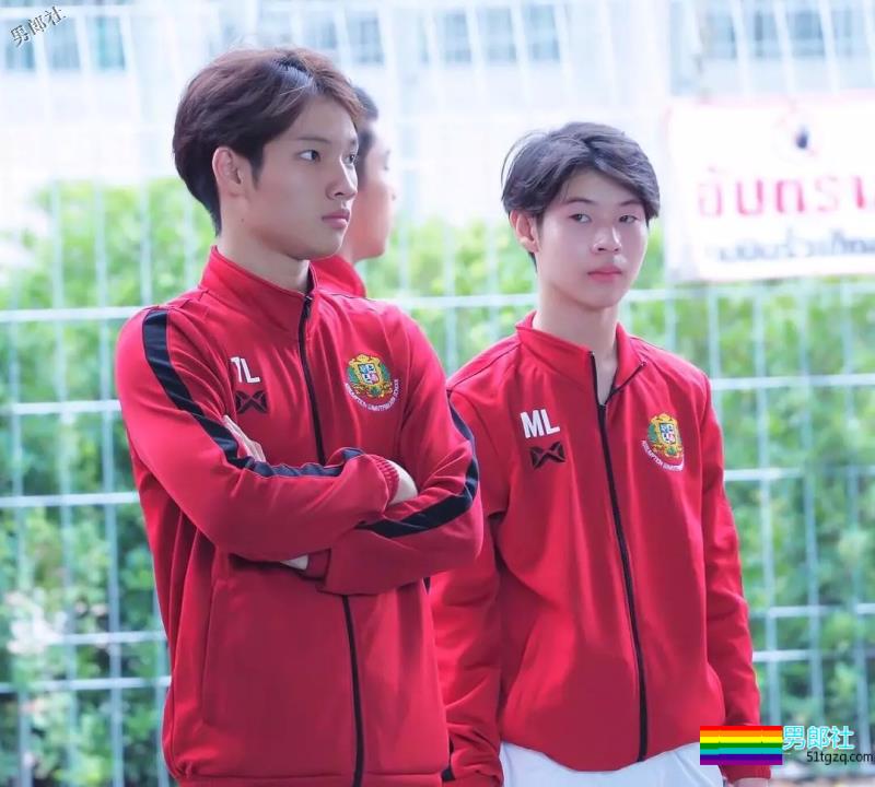 篮球学长露出健壮胸肌,学弟都看呆了 - 51虹马 篮球学长露出健壮胸肌,学弟都看呆了 - 51虹马