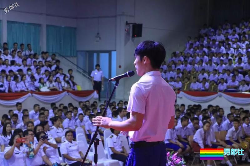 篮球学长露出健壮胸肌，学弟都看呆了 - 51虹马