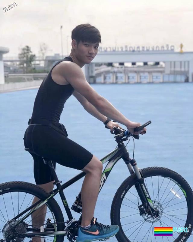 篮球学长露出健壮胸肌，学弟都看呆了 - 51虹马