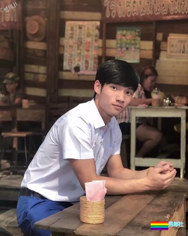 篮球学长露出健壮胸肌,学弟都看呆了 - 51虹马 篮球学长露出健壮胸肌,学弟都看呆了 - 51虹马